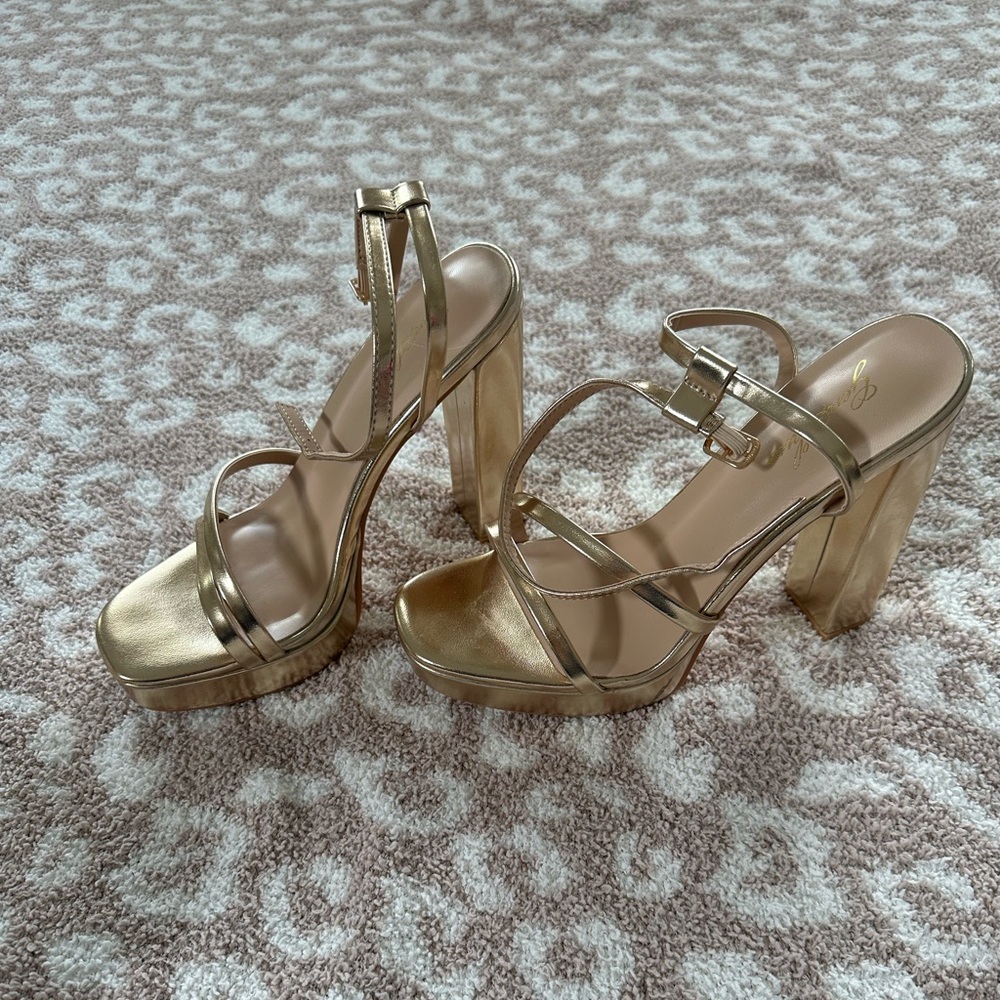 GenShuo gold strappy heels size 7.